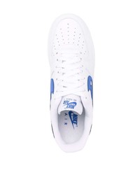 Baskets basses en cuir blanc et bleu Nike