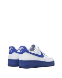 Baskets basses en cuir blanc et bleu Nike