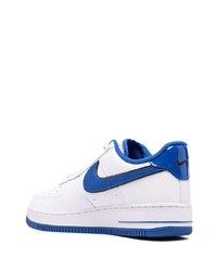 Baskets basses en cuir blanc et bleu Nike