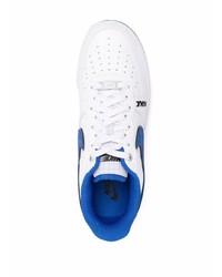 Baskets basses en cuir blanc et bleu Nike