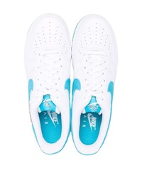 Baskets basses en cuir blanc et bleu Nike