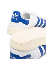 Baskets basses en cuir blanc et bleu adidas