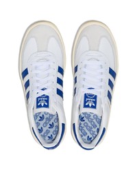 Baskets basses en cuir blanc et bleu adidas