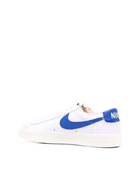 Baskets basses en cuir blanc et bleu Nike