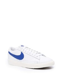 Baskets basses en cuir blanc et bleu Nike