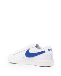 Baskets basses en cuir blanc et bleu Nike