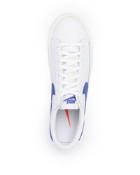 Baskets basses en cuir blanc et bleu Nike