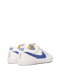 Baskets basses en cuir blanc et bleu Nike