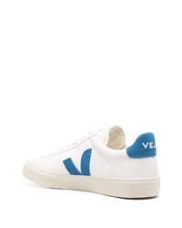 Baskets basses en cuir blanc et bleu Veja