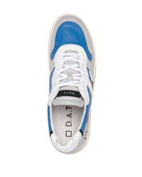 Baskets basses en cuir blanc et bleu D.A.T.E