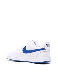 Baskets basses en cuir blanc et bleu Nike