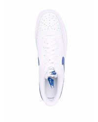 Baskets basses en cuir blanc et bleu Nike