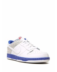 Baskets basses en cuir blanc et bleu Nike