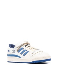 Baskets basses en cuir blanc et bleu adidas