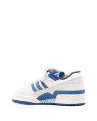 Baskets basses en cuir blanc et bleu adidas