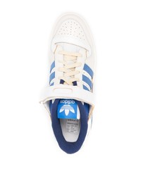 Baskets basses en cuir blanc et bleu adidas