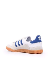 Baskets basses en cuir blanc et bleu adidas