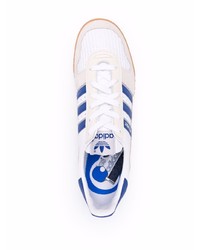 Baskets basses en cuir blanc et bleu adidas