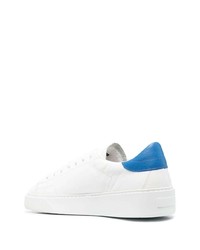 Baskets basses en cuir blanc et bleu D.A.T.E