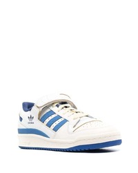 Baskets basses en cuir blanc et bleu adidas