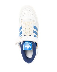 Baskets basses en cuir blanc et bleu adidas