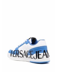 Baskets basses en cuir blanc et bleu VERSACE JEANS COUTURE