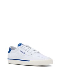 Baskets basses en cuir blanc et bleu adidas