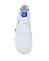 Baskets basses en cuir blanc et bleu adidas