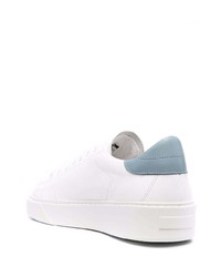 Baskets basses en cuir blanc et bleu D.A.T.E