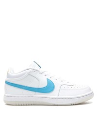 Baskets basses en cuir blanc et bleu Nike