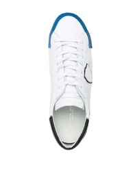 Baskets basses en cuir blanc et bleu Philippe Model Paris