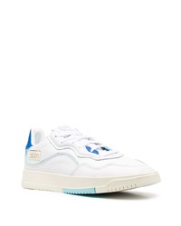 Baskets basses en cuir blanc et bleu adidas