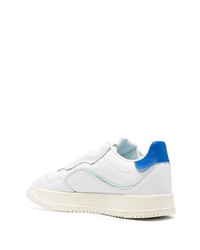 Baskets basses en cuir blanc et bleu adidas