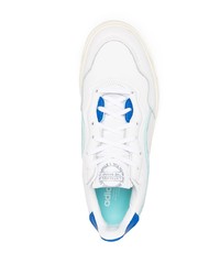 Baskets basses en cuir blanc et bleu adidas