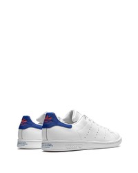 Baskets basses en cuir blanc et bleu adidas