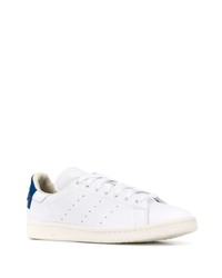 Baskets basses en cuir blanc et bleu adidas