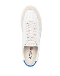 Baskets basses en cuir blanc et bleu AUTRY