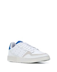 Baskets basses en cuir blanc et bleu adidas