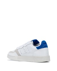 Baskets basses en cuir blanc et bleu adidas