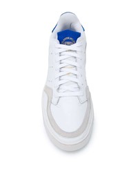 Baskets basses en cuir blanc et bleu adidas