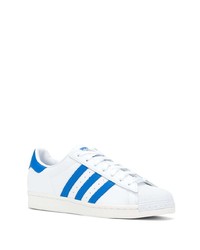 Baskets basses en cuir blanc et bleu adidas