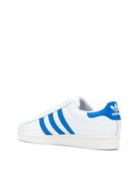 Baskets basses en cuir blanc et bleu adidas