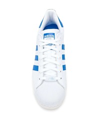 Baskets basses en cuir blanc et bleu adidas