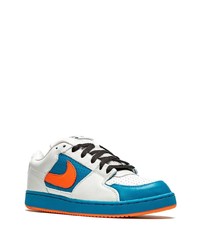 Baskets basses en cuir blanc et bleu Nike