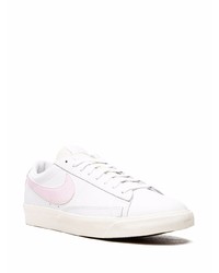 Baskets basses en cuir blanc et rose Nike