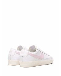 Baskets basses en cuir blanc et rose Nike