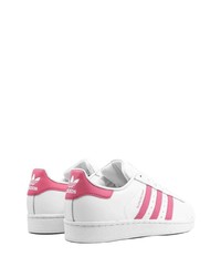 Baskets basses en cuir blanc et rose adidas