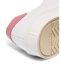 Baskets basses en cuir blanc et rose Prada