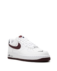 Baskets basses en cuir blanc et rouge Nike