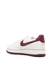 Baskets basses en cuir blanc et rouge Nike